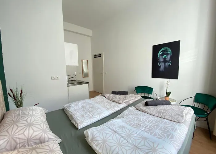 Budget Private Rooms In 8-Bedroom Apartment With Terrace